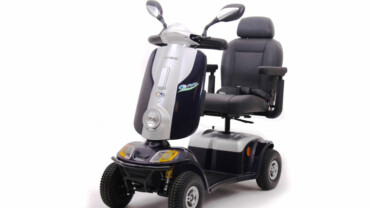 Elektromobil der Marke Kymco, Modell Pole for U in der Farbe schwarz .Die Ansicht ist von vorne links, vor weissem Hintergrund.