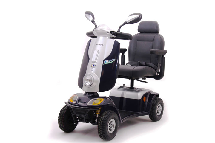 Elektromobil der Marke Kymco, Modell Pole for U in der Farbe schwarz .Die Ansicht ist von vorne links, vor weissem Hintergrund.